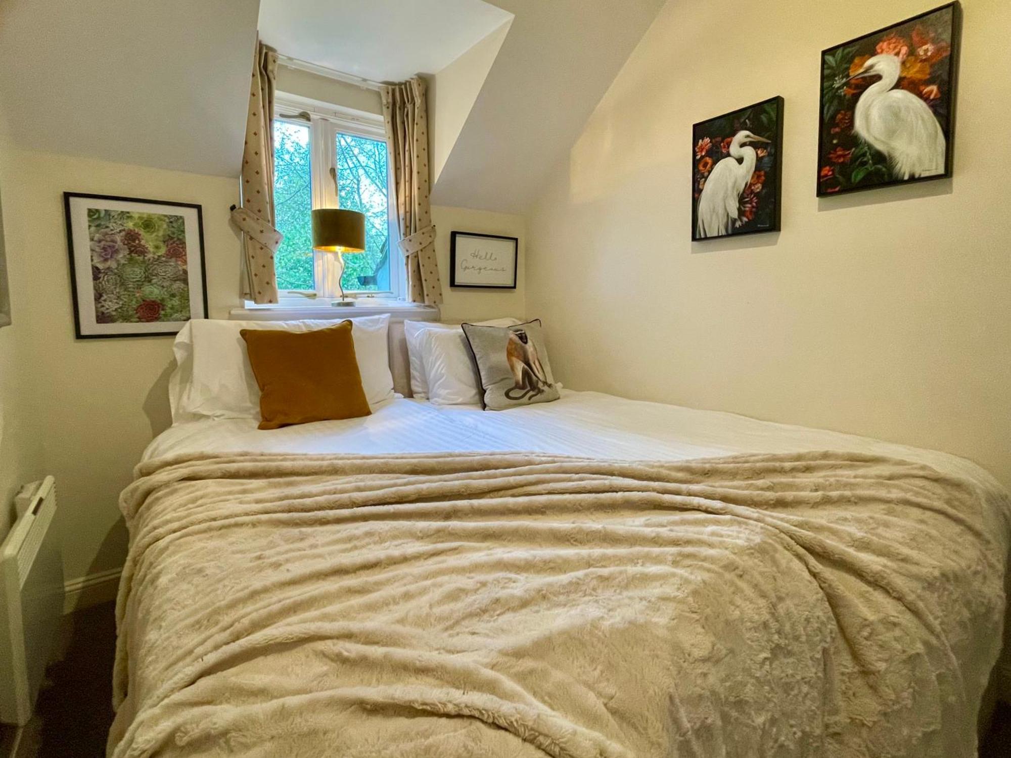 Cosy Cotswold Lodge By Your Home Here - Summer Sale For 3 Plus Nights - Ideal For Families With Log-Burner, Spa, Private Parking And Heated Swimming Pools Ashton Keynes Exterior foto